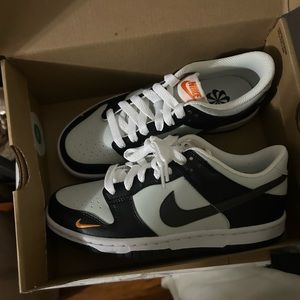 Brand new, never worn kid’s Nike Dunks size 5